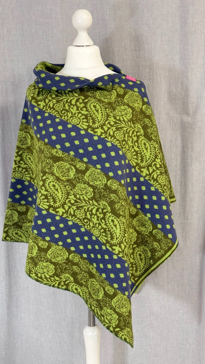 Poncho Rautenmuster hellgrün, olivgrün mit blau