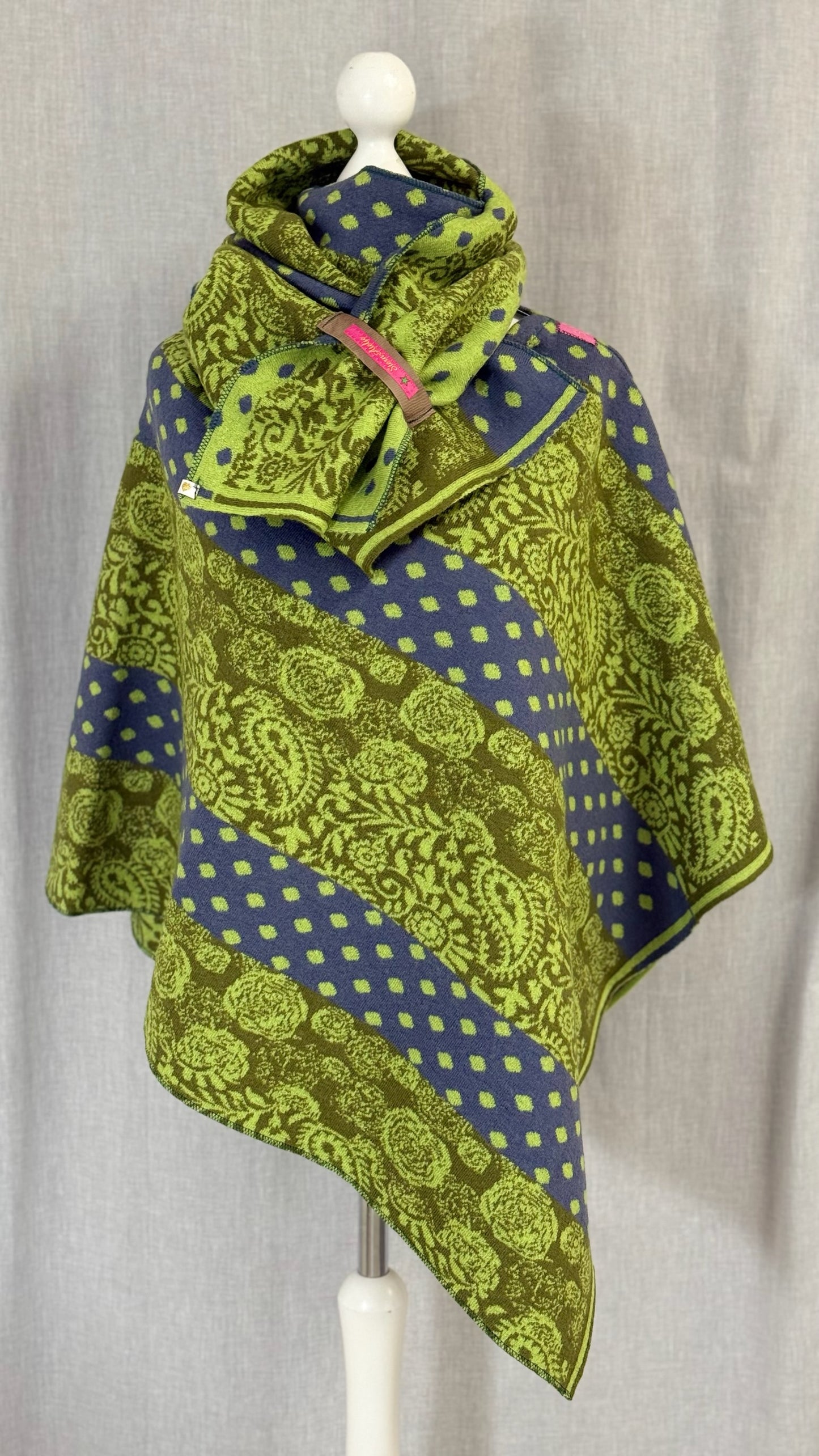 Poncho Rautenmuster hellgrün, olivgrün mit blau