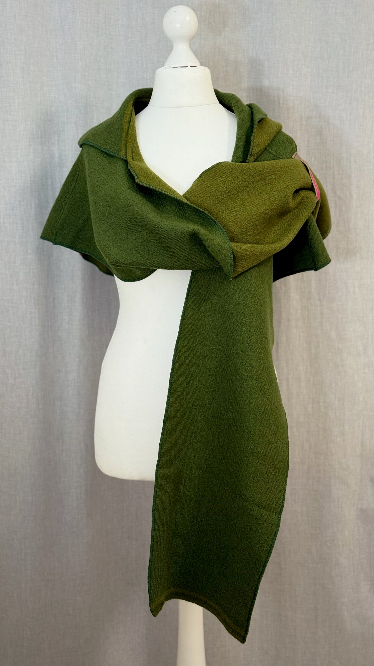 Kapuzenschal hell- und dunkelolivgrün