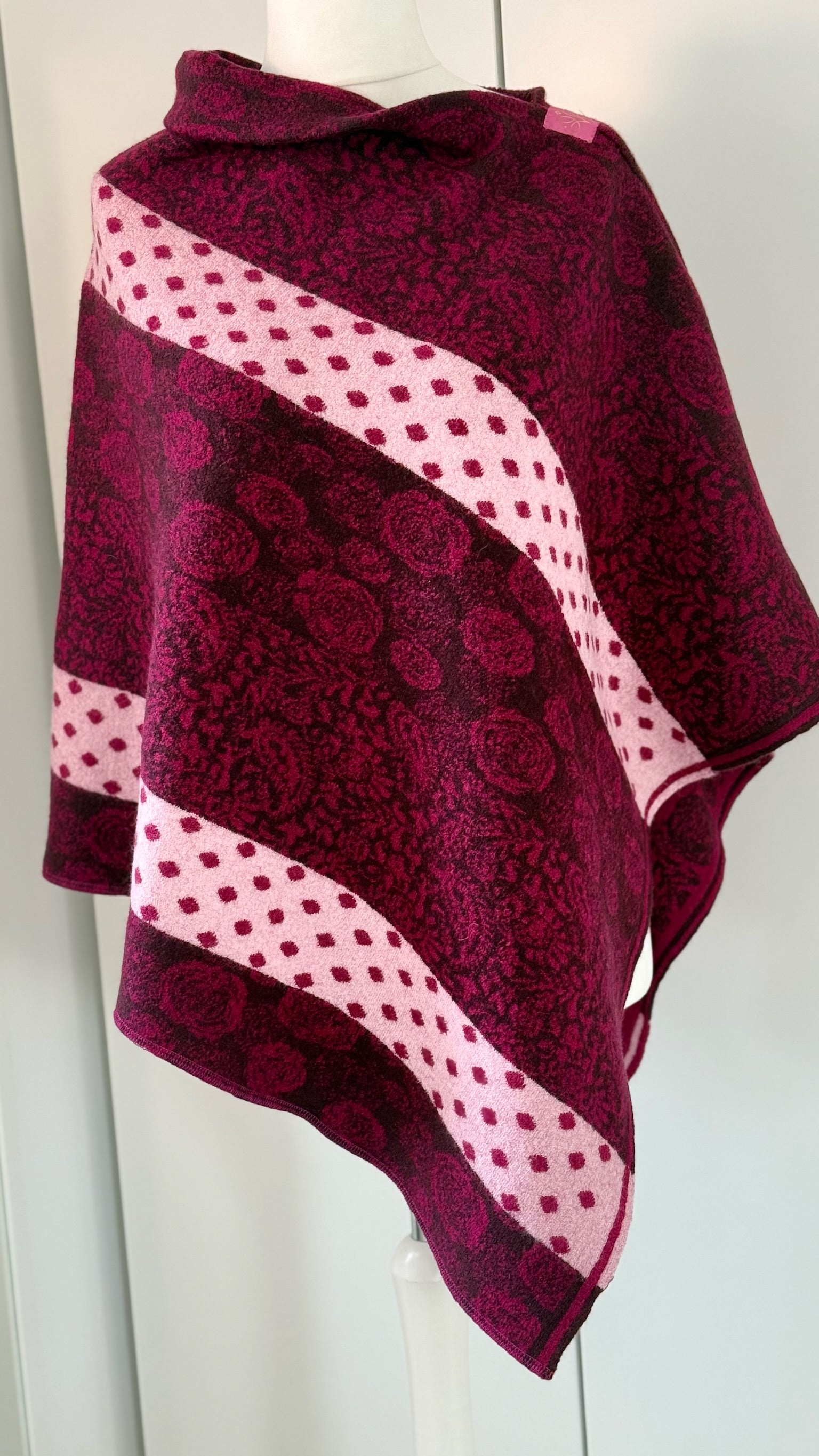 Poncho "Brombeer dunkel" Raportmuster