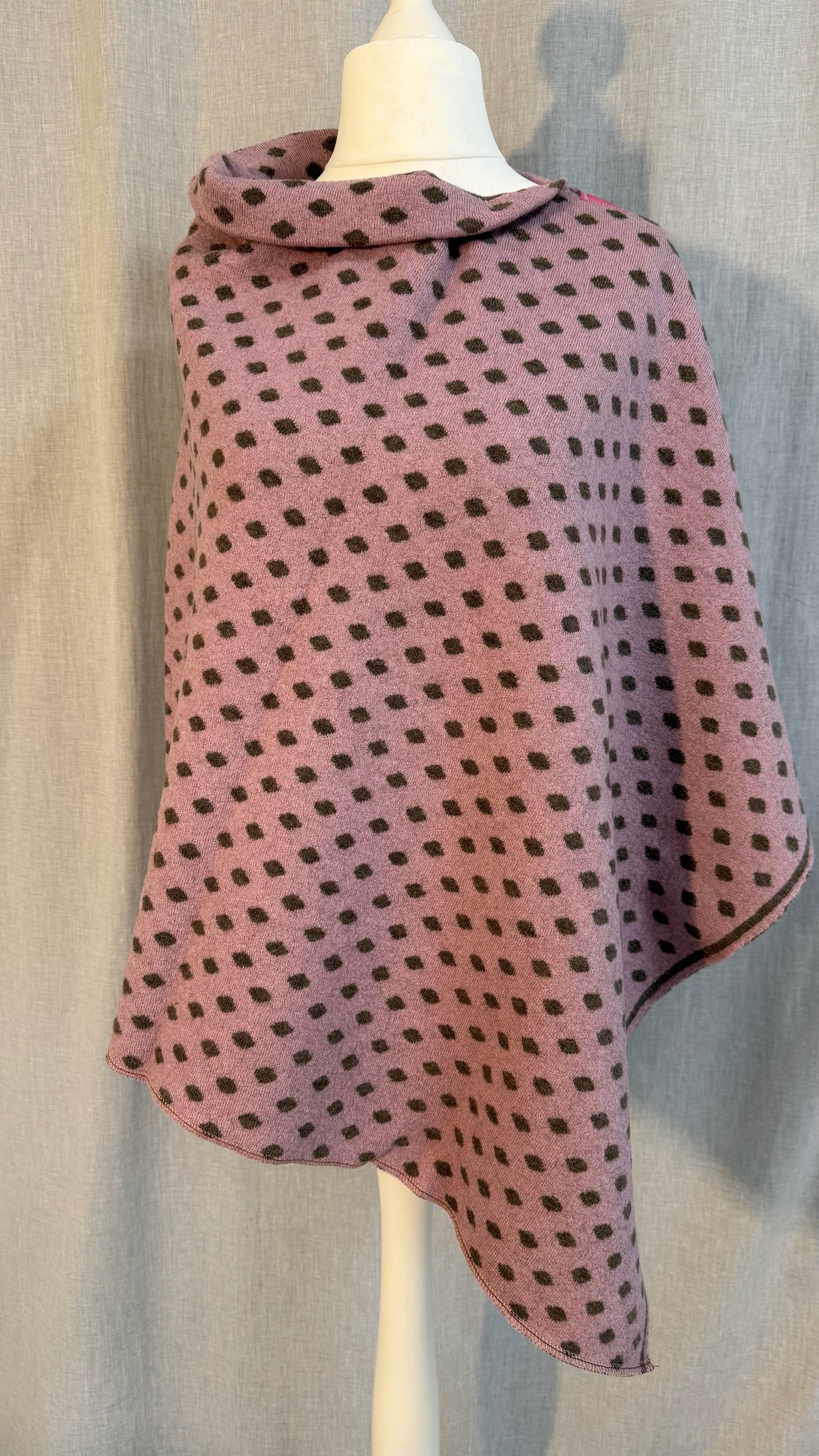 Poncho in Rosé mit braunen Punkten