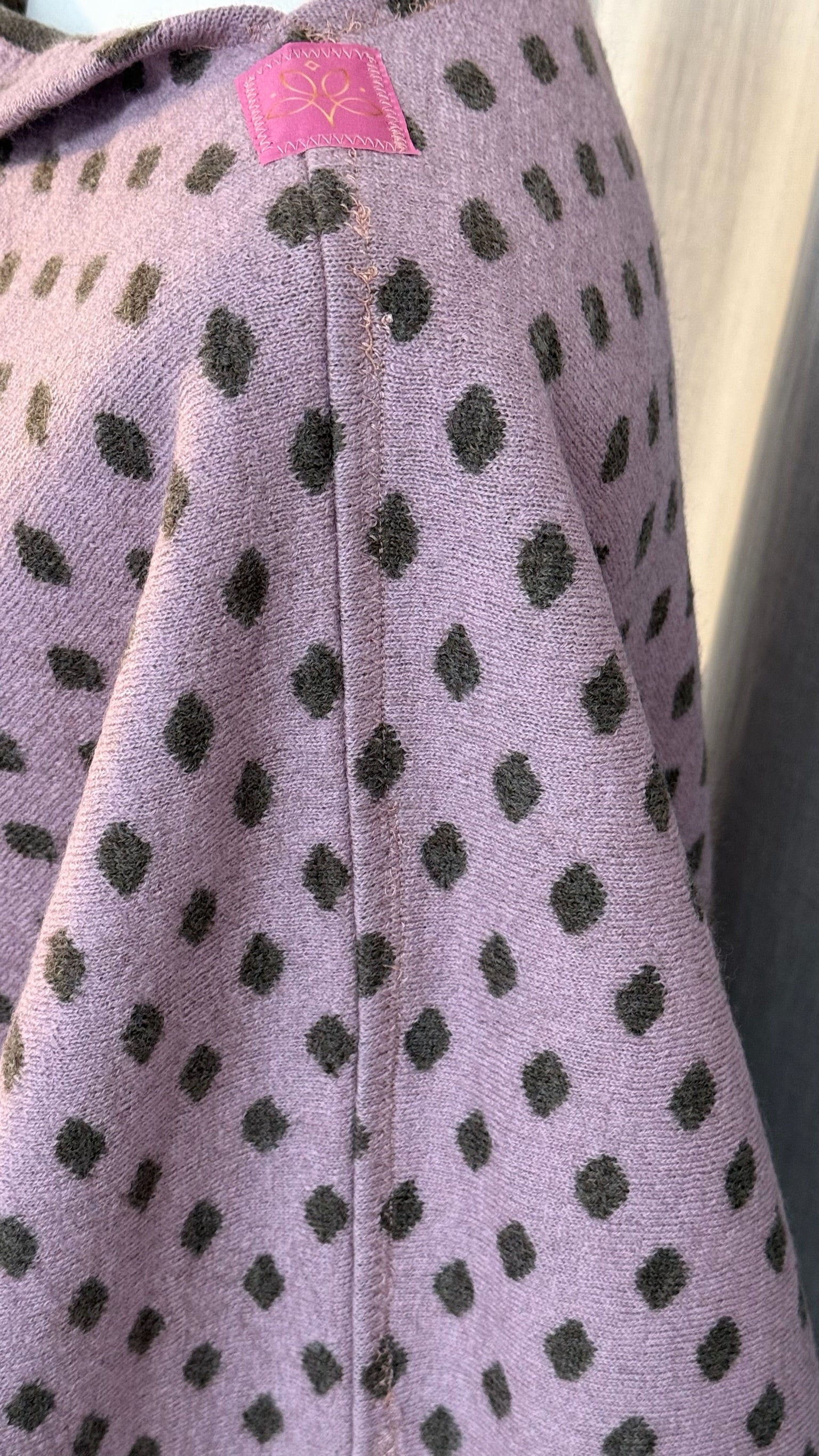 Poncho in Rosé mit braunen Punkten