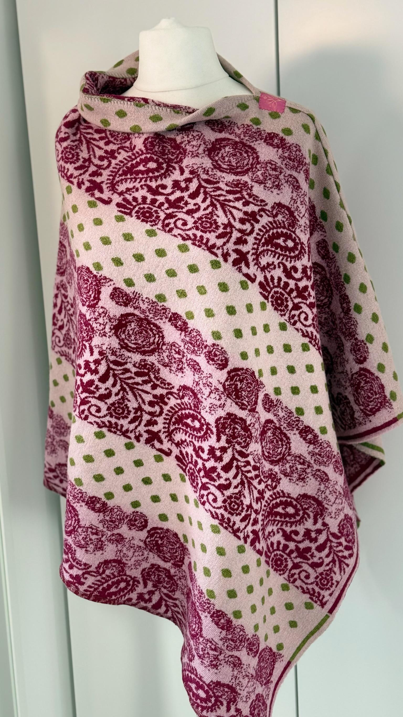 Poncho "Brombeer Rosé Grasgrün" Raportmuster