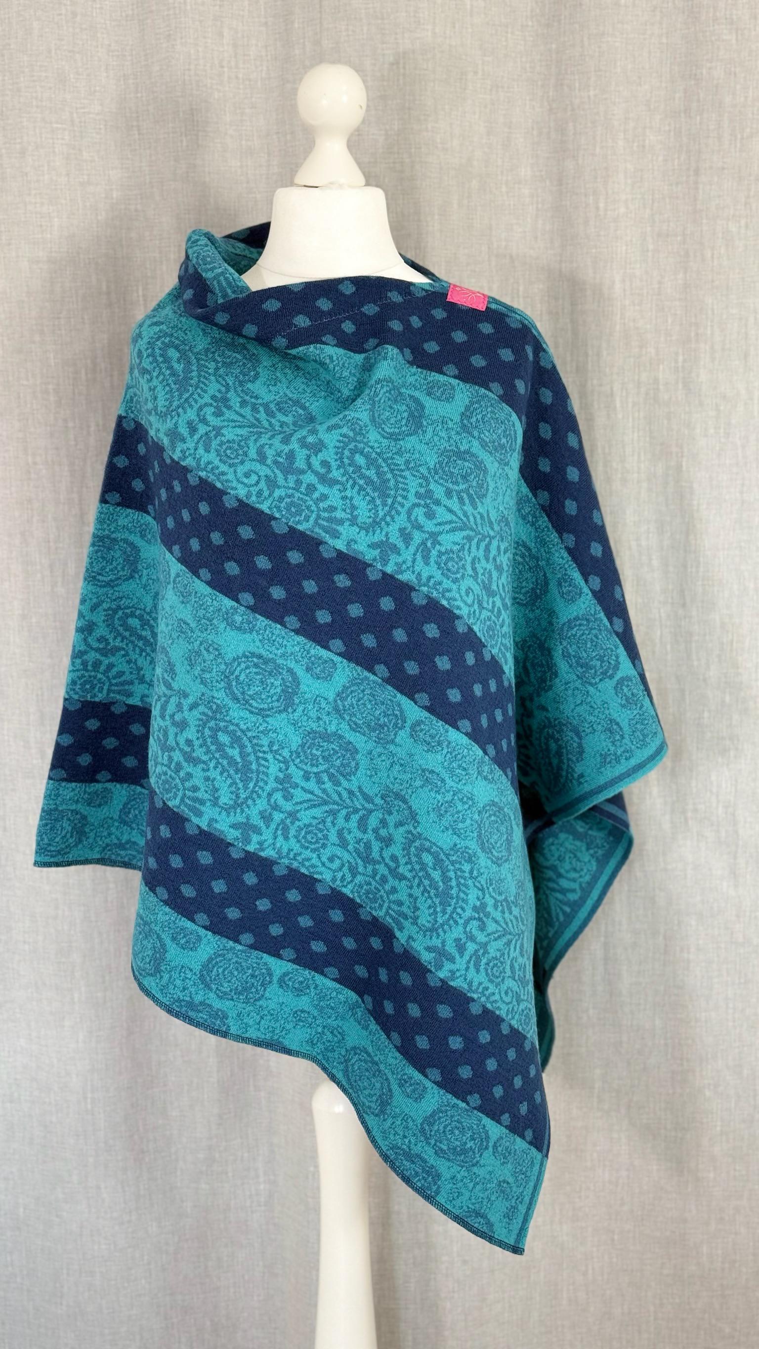 Poncho, Türkis mit dunkelblau, Rautenmuster