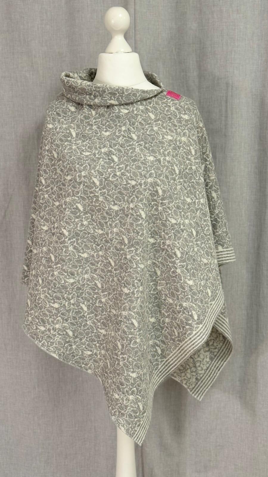 Poncho "Blume" hellgrau