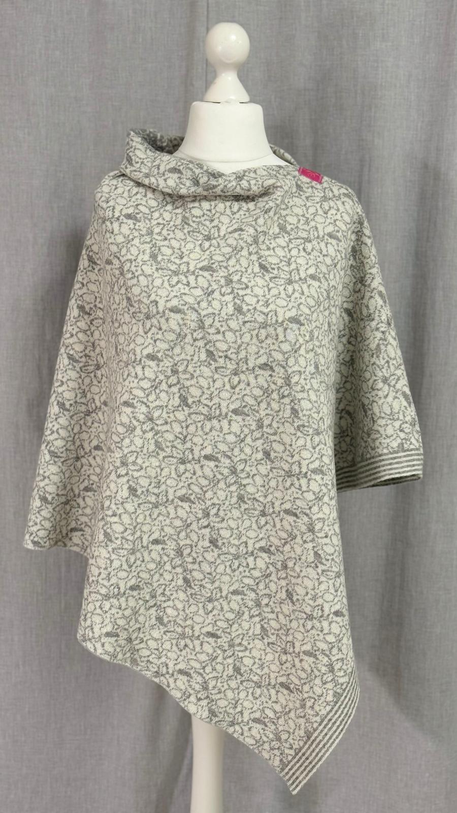 Poncho "Blume" hellgrau